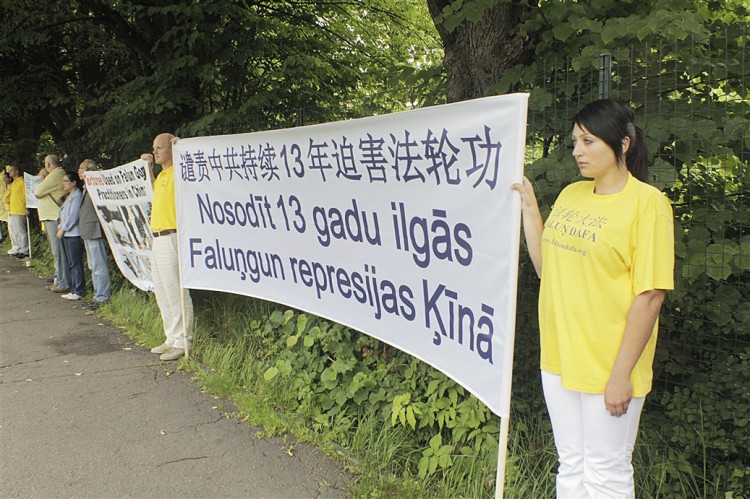 Акція біля посольства КНР в Ризі, Латвії 20 липня 2012 року. Фото: Ritvars Vitols/Epoch Times