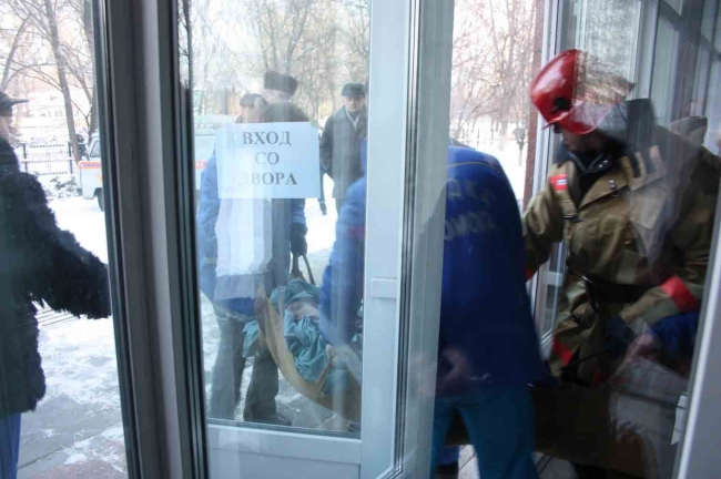 Вибух частково зруйнував лікарню в Луганську. Фото: mns.gov.ua