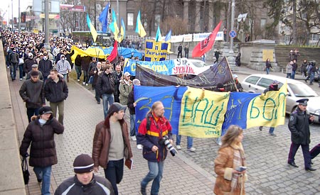 Футбольні фанати прямують по вул. Грушевського до стадіону 'Динамо'. фото: Володимир Бородін/Велика Епоха