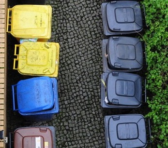К концу 2011 киевлян приучат сортировать мусор по цветным контейнерам. Фото: Getty Images