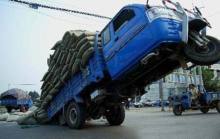 Перевозити вантажі можна різними способами. Фото з aboluowang.com 