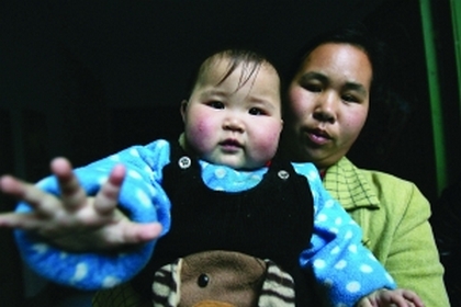 11-ти месячная Хань Имин и её мать. Фото с epochtimes.com