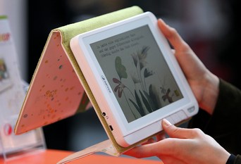 Електронні книги краще за звичайні? Фото: DANIEL ROLAND/AFP/Getty Images