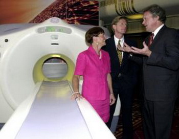 Позитронно-эмисионный томограф. После сканирования пациенты получают радиоактивный заряд и в течение некоторого времени должны избегать контактов с другими людьми. Фото: Henny Ray Abrams/AFP/Getty Images