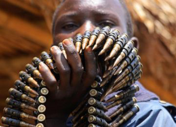 В Демократичній Республіці Конго юний учасник народного ополчення несе боєприпаси в центр роззброєння ООН. Фото: Stuart Price/AFP/Getty Images