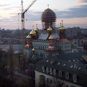 Возведение куполов над Никольской церковью Покровского монастыря. Фото: Анна Варавва.