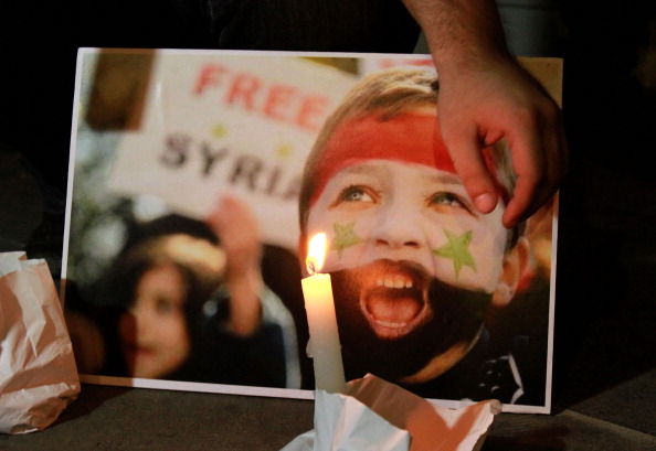 Сирийцы держат в руках свечи 8 августа 2011 года во время демонстрации в пригороде Бейрута против сирийского режима. Фото: ANWAR AMRO/AFP/Getty Images