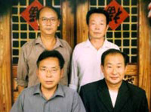 Народний активіст в сфері захисту навколишнього середовища Сунь Сяоді (позаду ліворуч) Фото: с сайта 'Босюн'
