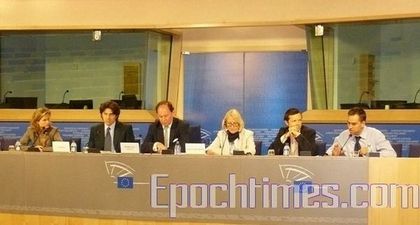 В здании Европарламента прошла пресс-конференция, посвящённая инциденту отключения трансляции программ NTDTV на Китай. Фото: Ли Цзы/ The Epoch Times
