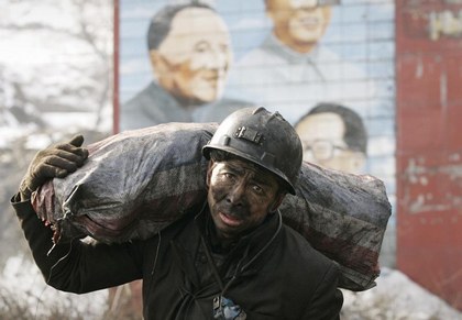 Каждый год в Китае от аварий гибнет несколько тысяч шахтёров. Фото: PETER PARKS/AFP/Getty Images