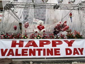 Ко дню Св. Валентина: Гигантские медвежата, цветы и воздушные шары в цветочном магазине *Рио* в Майами, Флорида. Фото: Robert Sullivan/AFP/Getty Images