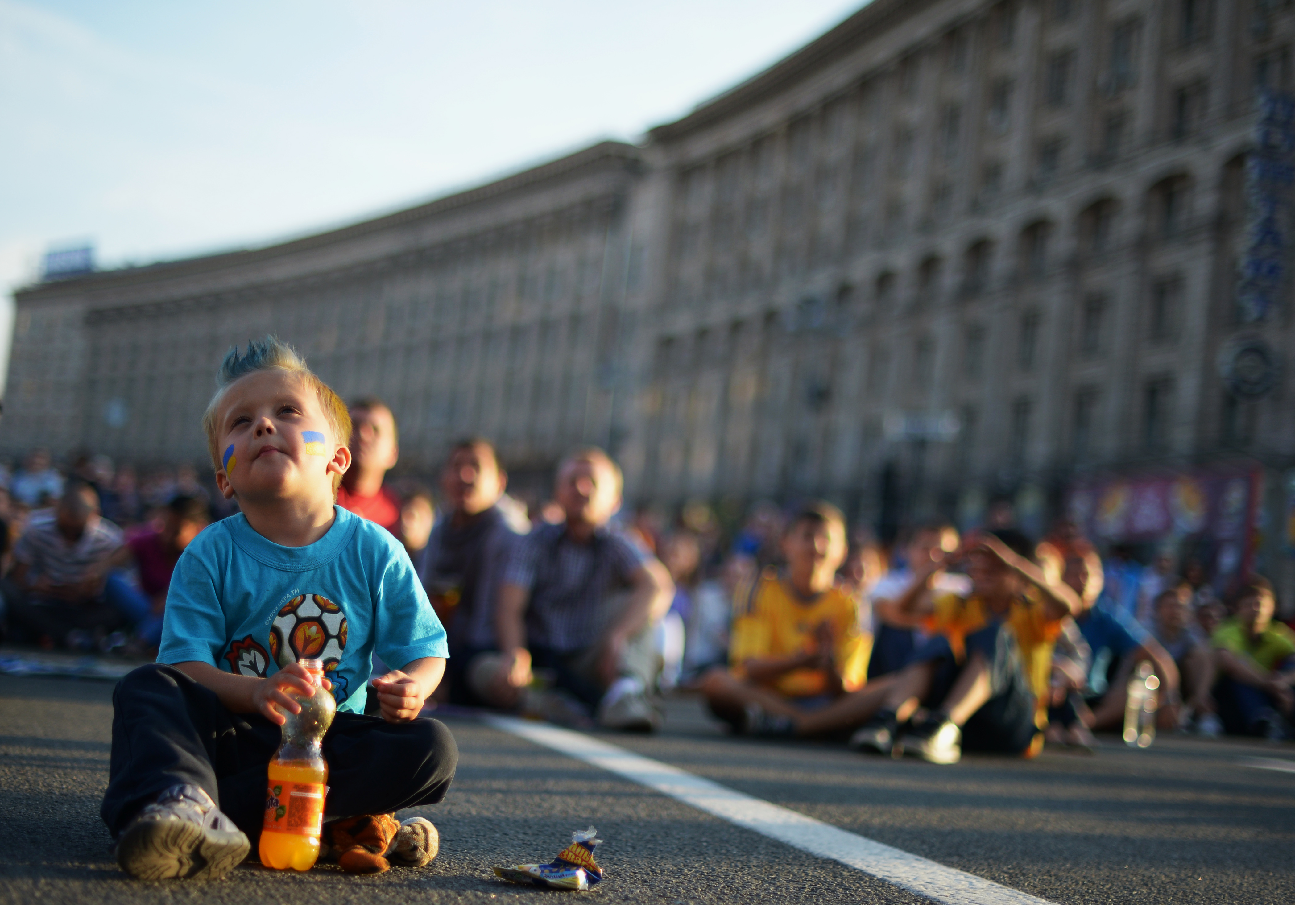 Вболівальники дивляться матч на гігантському екрані у фан-зоні в центрі Києва 8 червня 2012 року. Фото: JONATHAN NACKSTRAND / AFP / GettyImages