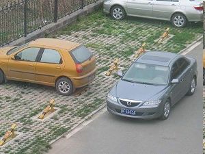 *Золотистый автомобиль принадлежит мне, а преследовавший меня серый – неизвестный милицейский автомобиль, блокировавший меня на выезде из Пекина*. 20 июня 2006 г. Фото: Ху Цзя