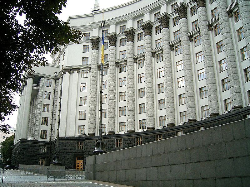 Опозиційні парламентарії в знак протесту проти скандального законопроекту про мови накрили робочі місця національним прапором, 5 червня 2012 Фото: Володимир Бородін/Велика Епоха