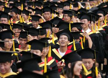 Дипломные работы на заказ в Китае стоят в среднем 90 долларов СЩА. Фото: China Photos/Getty Images
