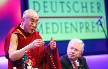 Тибетский духовный лидер Далай-лама получил премию немецкой прессы за 2008. Город Баден-Баден (Германия). 10 февраля. Фото: Getty Images