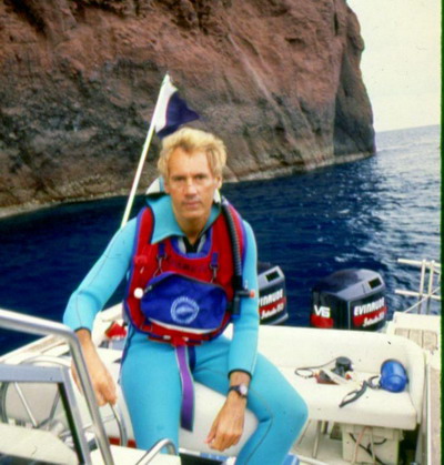 Д-р Джон Крістофер Файн, що займається дайвінгом біля острова Корсика в Середземному морі. Фото з сайту theepochtimes.com