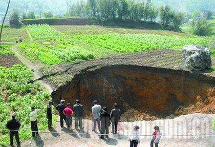Один із провалів в землі, що утворилися в провінції Сичуань. Фото з epochtimes.com