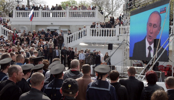 Місцеві жителі і моряки ВМФ Росії дивляться пряму телетрансляцію відповідей В. Путіна на питання кримчан в порту Севастополь 17 квітня 2014 р. Фото: VASILY BATANOV/AFP/Getty Images