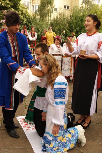 Весільний обряд, пов'язаний з короваєм. Фото: Володимир Бородін/The Epoch Times