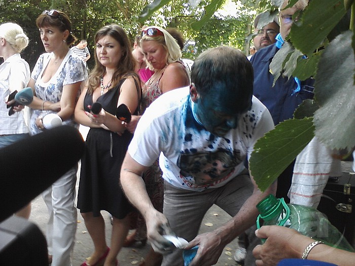 Депутата Власенко облили зелёнкой. Фото: mediaport.ua