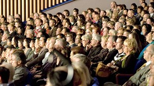 Зачарована аудиторія спостерігає за Гала-концертом, присвяченим китайському Новому року в Палаці конгресів у Парижі. Фото: Велика Епоха