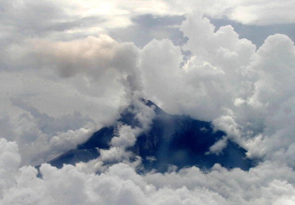 Облако пепла поднимается от индонезийского вулкана Мерапи в районе Клатене, Центральная Ява, 4 ноября 2010 года.Фото:Stringer/Getty Images