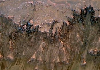 Вигляд схилу на Марсі, видний з вертольота всередині кратера. Відбиток потоку вузький (від 0,5 до 5 метрів в ширину), він залишив темні сліди на крутих схилах. (NASA / JPL-Caltech /Університет Арізони)