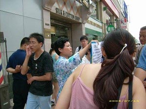 Трагедія продажу дочки була показана на зайнятій вулиці Пекіна. Фото: Фен Чанле/ Велика Епоха