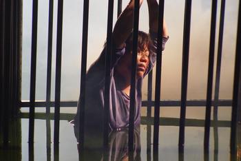 Клітка з водою використовується в китайських в'язницях для тортур послідовників Фалуньгун. Фото з epochtimes.com