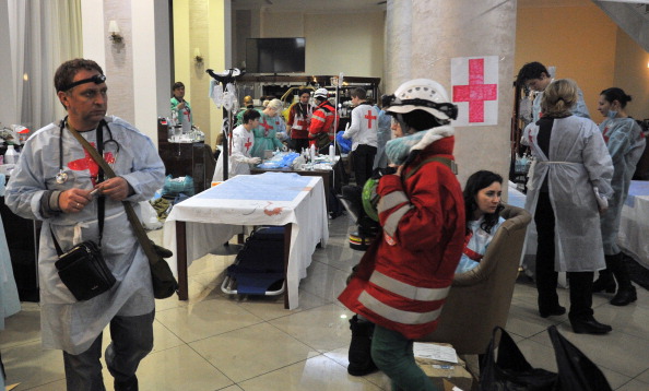 Медики та волонтери чергують в пункті медичної допомоги, організованому ними поблизу Майдану Незалежності, 20 лютого 2014 року. Фото: GENYA SAVILOV/AFP/Getty Images