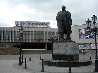 В Калининграде облили оранжевой краской памятник Ленину. Фото: kaliningrad.ru
