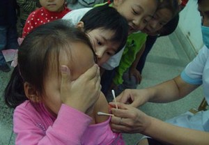 Управление здравоохранения г.Урумчи распорядилось вакцинировать от кори более 50 тысяч человек. Фото с sxhealth.gov.cn