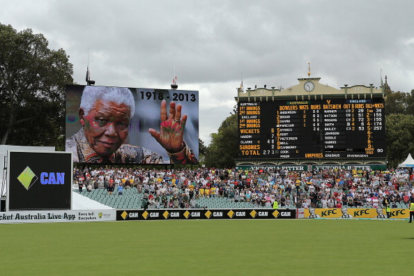 Хвилина мовчання перед матчем між Австралією та Англією в Аделаїді, Австралія, на другий день смерті Нельсона Мандели, 6 грудня 2013 року. Фото: Klerk/Getty Images