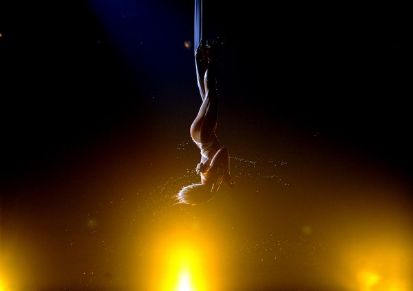 Співачка Пінк, виконання акробатичного номера на трапеції. Фото: Kevin Winter/getty Images