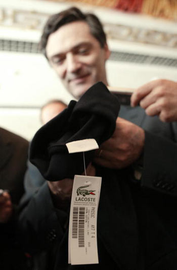 В травні 2005 року Патрік Деведжан, французський міністр промисловості виявив підробну продукцію марки Lacoste на пекінському ринку. Фото: Peter Parks/AFP/Getty Images