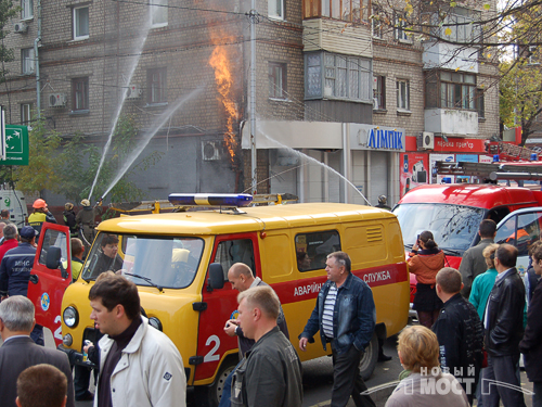 В центрі Дніпропетровська на вулиці Харківській вибухнула газова труба, внаслідок чого загинула людина. Фото: Новый мост