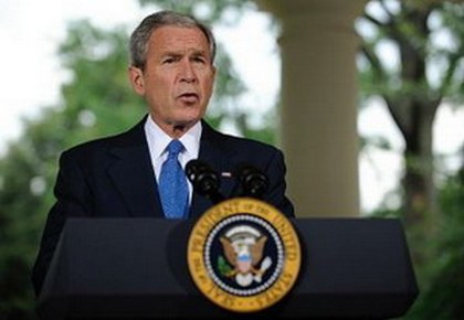 Президент США Джордж Буш выступает с речью перед Овальным кабинетом Белого Дома 31 июля 2008 года в Вашингтоне, округ Колумбия. Фото: Shawn Thew/Getty Images