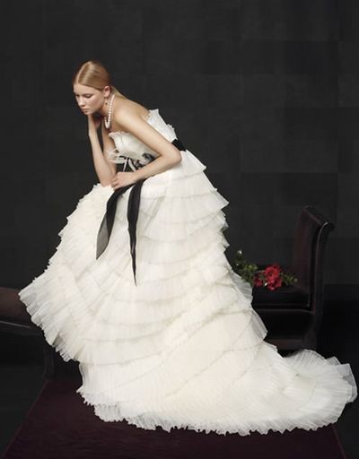 Колекція весільних суконь model novias із воланами та рюшами. Фото з efu.com.cn 