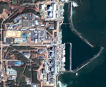 Повреждённая АЭС Фукусима 1 на изображении со спутника.