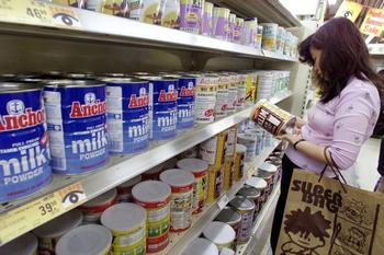 Китайці вважають за краще не купувати вітчизняні молочні продукти, побоюючись за здоров'я своїх дітей. Фото: FREDERIC J. BROWN / AFP / Getty Images