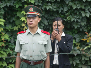 Китайська поліція і агенти в штатському близько трьох місяців вели ретельне спостереження за Гао. Фото: Frederic J. Brown/AFP/Getty Images