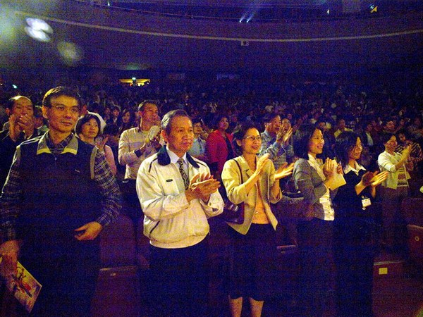 Після закінчення концерту трупи «Шень Юнь», захоплені глядачі аплодують, стоячи. Місто Чійі, Тайвань