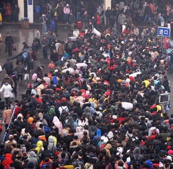 20 січня. Вокзал м.Сиань. По всьому Китаю мільйони людей повертаються додому, щоб разом з сім'єю зустріти Новий Рік. Фото с сайта epochtimes.com
