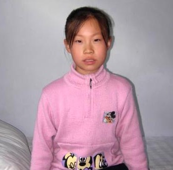 Дев'ятирічна Чжан Сіньтун, батька якої вбили у в'язниці за практику Фалуньгун. Фото: minghui.ca