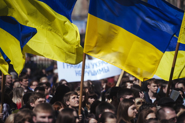 Український студент тримає національний прапор під час акції за єдність України в східному місті Луганську, 17 квітня 2014 року. Фото: DIMITAR DILKOFF/AFP/Getty Images