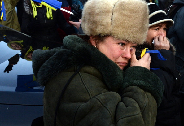 Матері плачуть під час мітингу в Києві 30 листопада 2013 року, після того, як рано вранці в суботу беркутівці жорстоко розігнали студентів, що мирно протестували на Майдані Незалежності. Фото: VASILY MAXIMOV/AFP/Getty Images