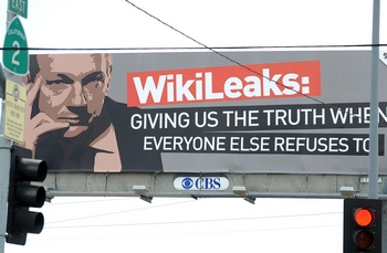 Основатель сайта WikiLeak обвинил Facebook в шпионаже, назвав его «величайшим инструментом для шпионажа», который помогает спецслужбе США получать доступ к информации пользователей. Фото: GABRIEL BOUYS/Getty Images