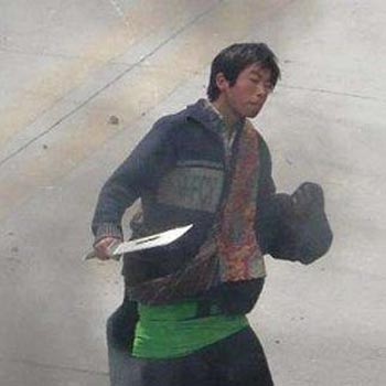 Китайский эмигрант в Тайланде подтвердил, что видел, как китайские солдаты переодевались в тибетскую одежду, брали палки и ножи, и шли на улицы Лхасы. На фото один из них, которого специально сфотографировали китайские корреспонденты в качестве «доказател