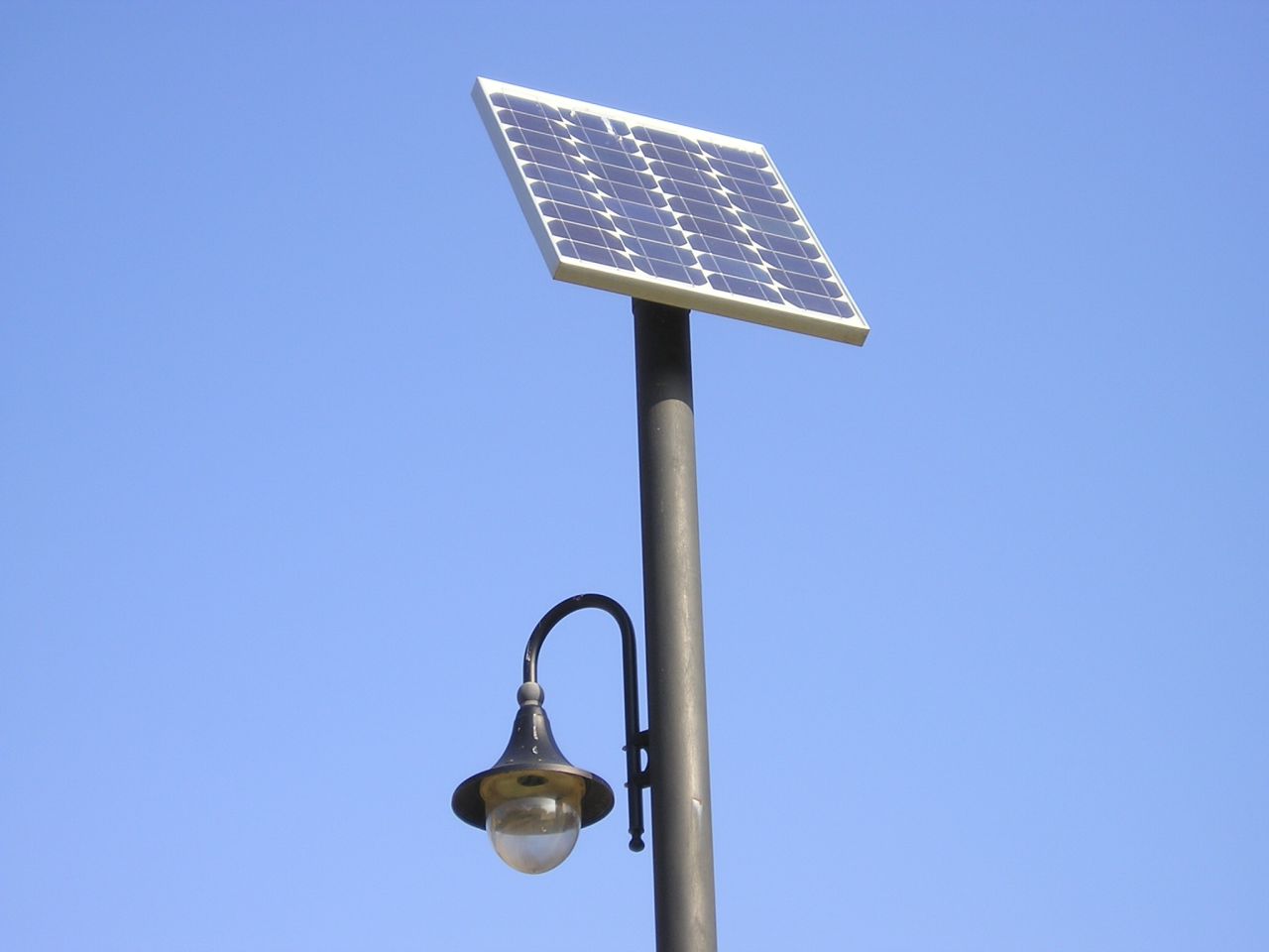 Вуличний ліхтар на сонячній енергії. Фото: Sunandclimate.com